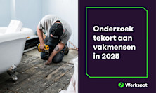 header voor een rapport over het tekort aan vakmensen in nederland in 2025. Aan de linker kant is een vakman bezig met het renoveren van een houten vloer in de badkamer.