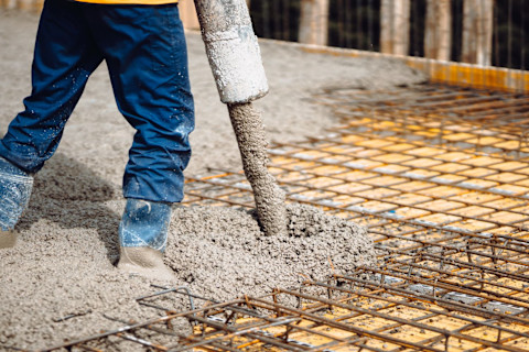 Een bouwplaats waar beton wordt gestort voor funderingen en betonnen constructies