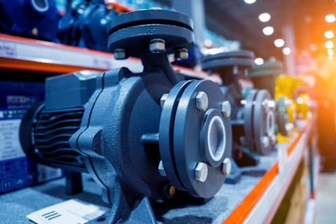  Industriële waterpomp met elektromotor voor gemeenschappelijk gebruik op een winkelrek.