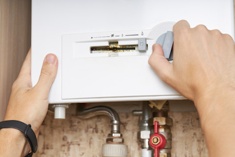 Servicemonteur voert onderhoud uit aan een cv ketel in een woning.