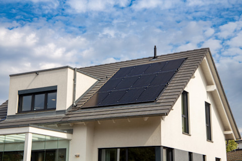 Vrijstaande woning met zonnepanelen op het dak en een energiezuinige installatie.