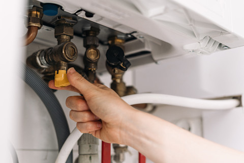 Monteur sluit de watertoevoer af bij een radiator voor onderhoud of reparatie.