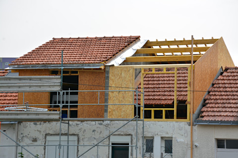 Werk in uitvoering; er wordt een extra verdieping op een huis gebouwd 