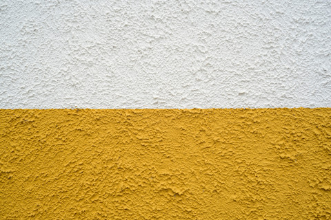 Close-up van een muur met granol in twee kleuren.