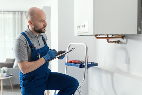 installateur controleert boiler 