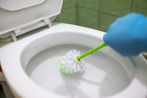 cleaning toilet 4