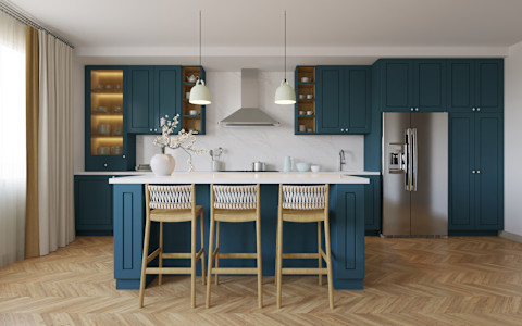 Blauwe keuken met wit marmeren blad, kookeiland en stijlvolle details in een lichte ruimte.