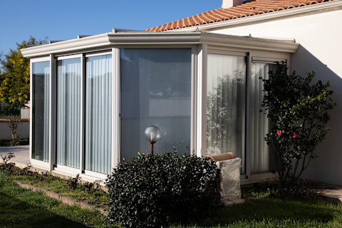 glazen veranda gehecht aan woning

