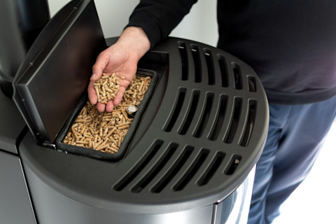 Moderne pelletkachel zorgt voor comfortabele verwarming in een energiezuinige woonkamer.