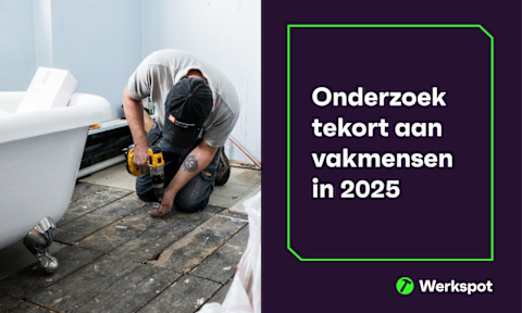 header voor een rapport over het tekort aan vakmensen in nederland in 2025. Aan de linker kant is een vakman bezig met het renoveren van een houten vloer in de badkamer.