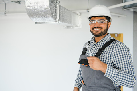 Ventilatiespecialist aan het werk met onderhoud aan ventilatiesysteem in huis