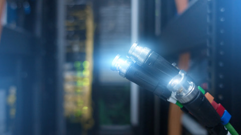 Coaxiale kabel aangesloten op een telecommunicatieapparaat voor tv-signaaloverdracht.  