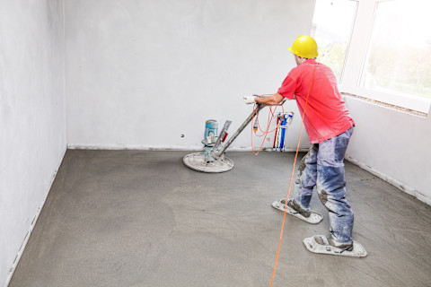 Vloerspecialist legt een zandcement dekvloer aan voor een gladde en duurzame basis op de vloer