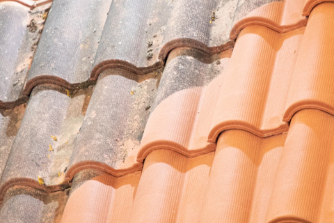 Cleaning roof tiles04
