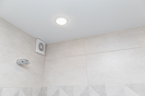 Badkamer ventilator met afvoerkanaal voor luchtverversing en vochtregeling