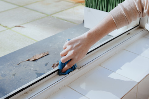 cleaning window frames 3
