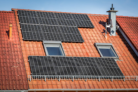  Zonnepanelen op het dak van een gezinswoning, duidelijk zichtbaar als duurzame energiebron.