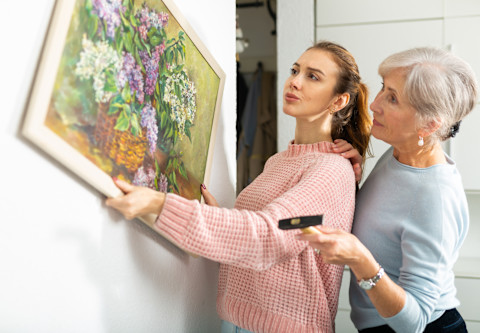 Hanging a painting03
