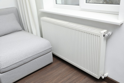 Designradiator als onderdeel van een centrale verwarmingsinstallatie in een woning.