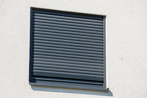 Woning met elektrische rolluiken voor extra zonwering, privacy en isolatie.