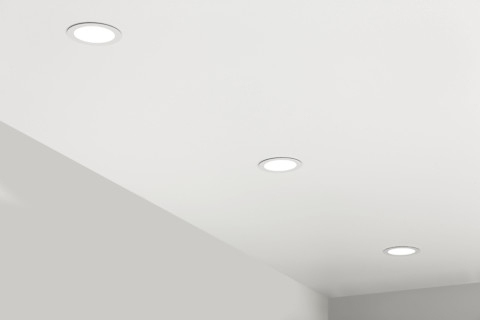 Wit verlaagd plafond met moderne geïntegreerde verlichting in een stijlvolle ruimte.