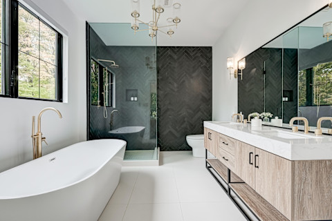  Luxe moderne badkamer met een ruime inloopdouche, marmeren afwerking en sfeervolle verlichting.