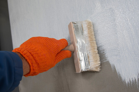 specialist brengt waterdichte coating aan