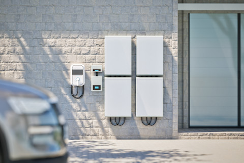 Monteur controleert een thuisbatterij en energieopslagsysteem tijdens een installatie.