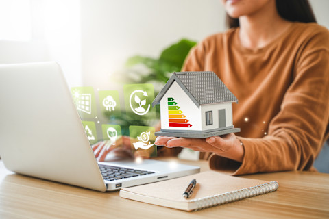  Illustratie van energiezuinige woningen met groene en ecologische elementen als symbool voor duurzaamheid.