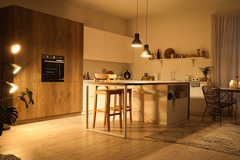 Moderne keuken met verlicht aanrecht en minimalistische uitstraling, ideaal voor functionele werkverlichting.