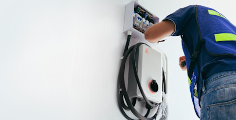 Gecertificeerde elektricien is bezig met het installeren van een elektrische installatie