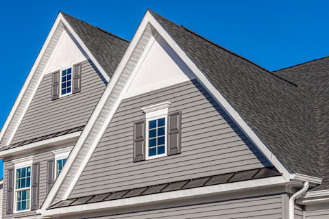 Grote woning met twee puntdaken, moderne uitstraling en duurzame dakbedekking.
