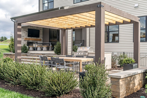 Moderne buitenpatio met pergola als schaduwstructuur, stijlvolle en functionele buitenruimte.