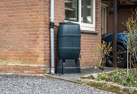 Regenwateropvangsysteem naast een woning
