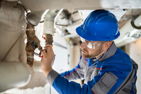 Loodgieter werkt aan de installatie van een waterontharder.