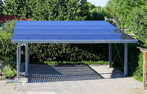 Carport met zonnepanelen met ruimte voor een personenwagen