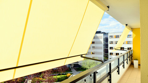 Zonwering op een modern balkon, duidelijk zichtbaar als stijlvolle en functionele oplossing.