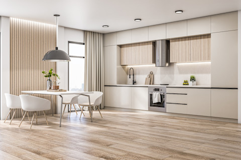 Zonnige moderne keuken met houten accenten en witte fronten, stijlvol ingericht met natuurlijke lichtinval.