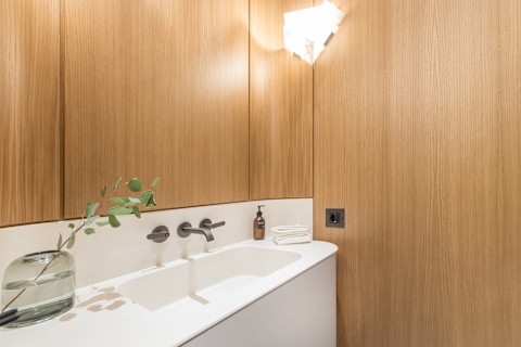 Moderne badkamer met bruine wandpanelen