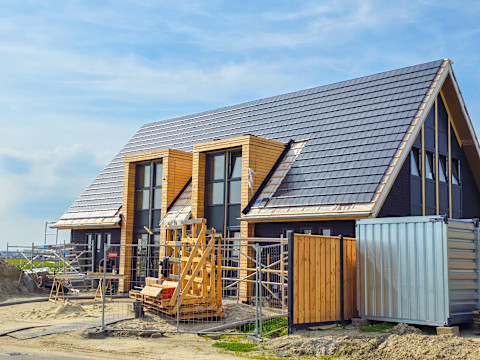 Het installeren van een prefab dak op een woning