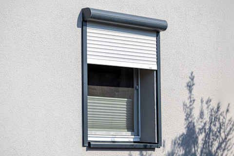 Nieuwe woning met voorzetrolluiken voor bescherming tegen zonlicht en inkijk.