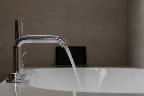kraan van een ligbad in een badkamer