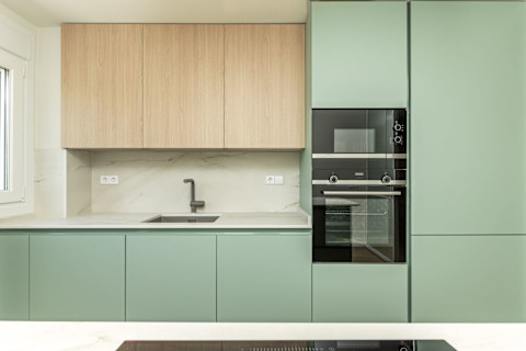 Een keuken in groene kleur die nieuw lijkt, is net gewrapped.