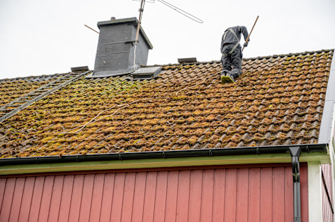 verwijdering van mos op dak door hogedrukreiniger 