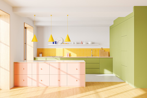 Heldere keuken in pastelroze en groen, met moderne kastontwerpen als inspiratie.