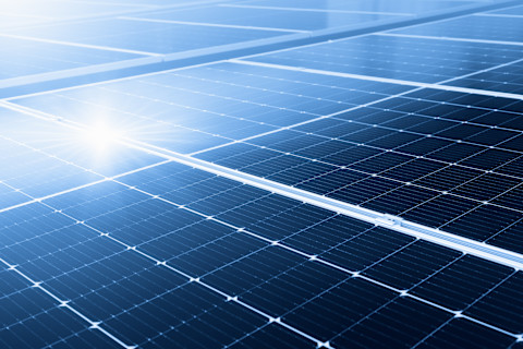  Close‑up van een zonnepaneelcel met heldere glans en technische details.