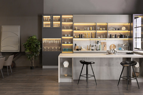Stijlvolle luxe keuken met heldere verlichting en strakke lijnen, perfect voor een ruimtelijke uitstraling.