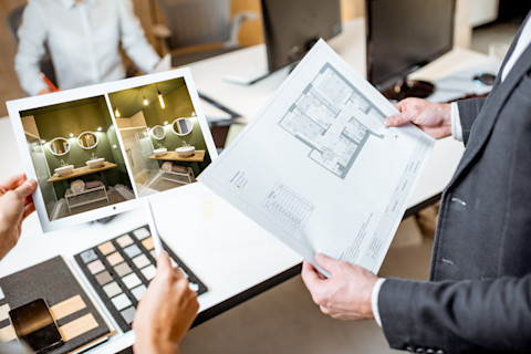Een specialist helpt bij het ontwerpen van een groene badkamer