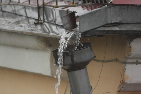 replacing rain gutter03