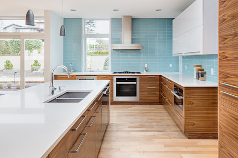 Luxe keuken met moderne waterval-design spoelbak, elegant en eigentijds.
